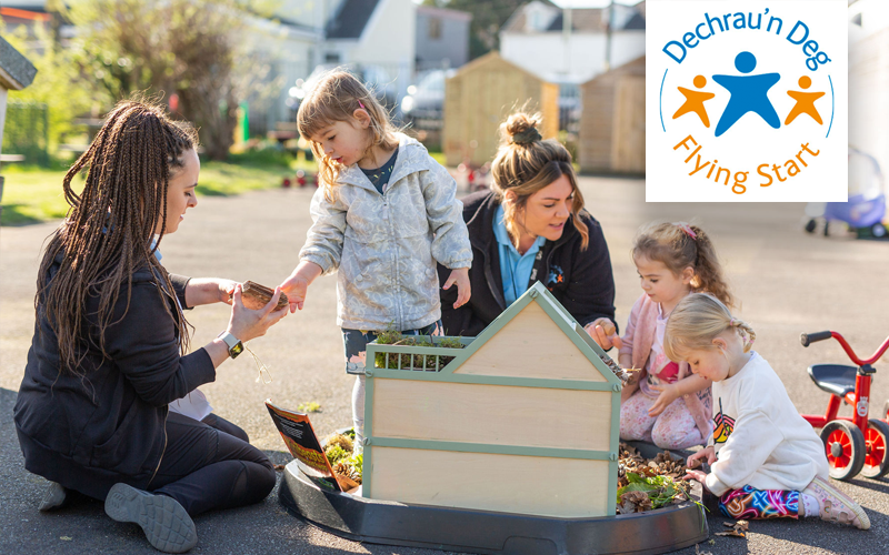 Plant a staff Dechrau'n Deg yn chwarae gyda thŷ dol y tu allan