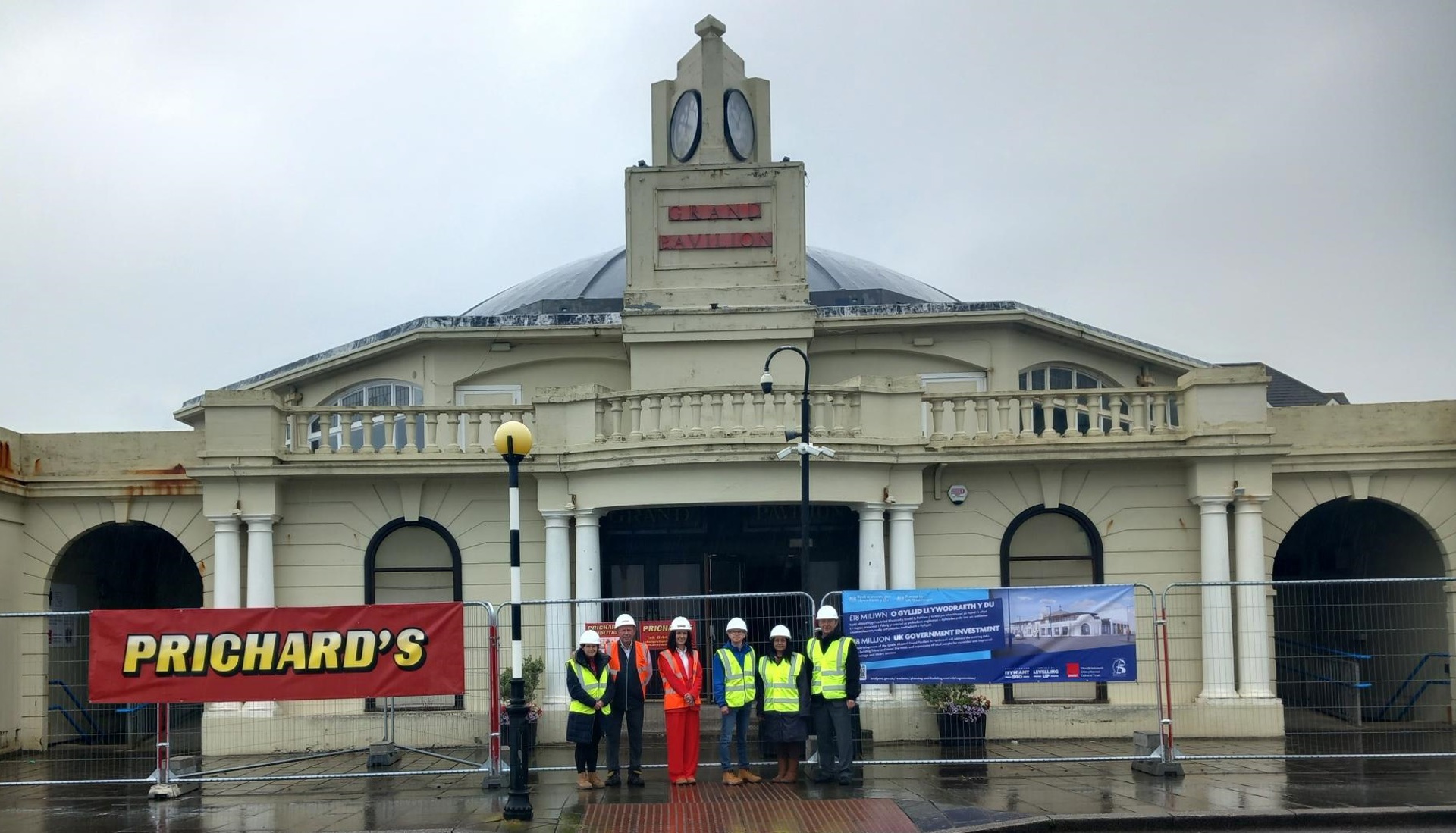 (chwith i'r dde): Nicola Lewis (BCBC), Mike Dean a Pippa Pritchard (Pritchard's Demolition), Richard Hughes (Awen), y Cynghorydd Neelo Farr, Aelod Cabinet, CBSBC ac Arweinydd y Cyngor, John Spanswick y tu allan i'r adeilad hanesyddol ym Mhorthcawl.