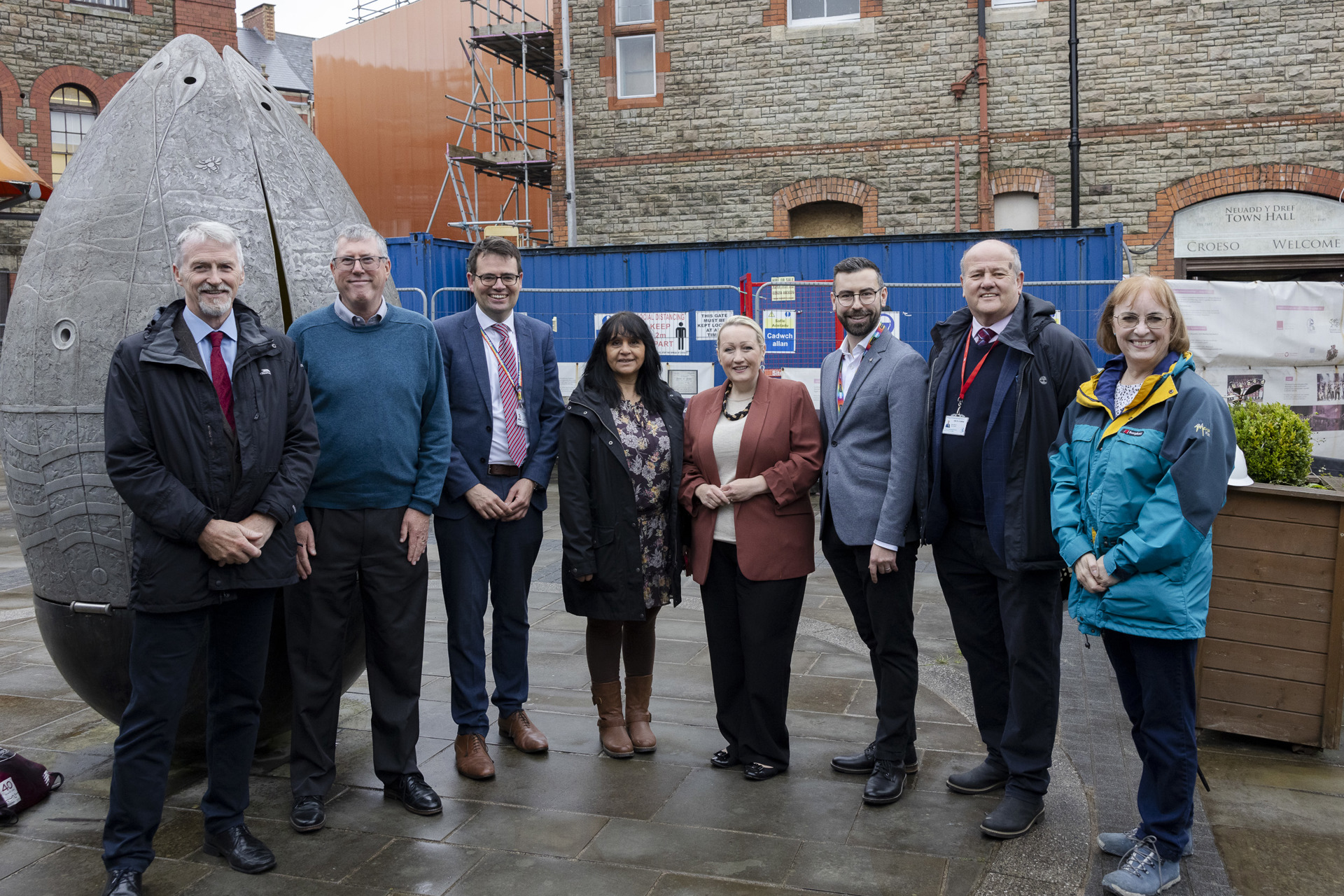 Rebecca Evans, AS gydag Aelodau Cabinet y cyngor, y cynghorwyr, Neelo Farr, Rhys Goode a'r Arweinydd Huw David gydag aelodau lleol a and Huw Irranca-Davies, AS.